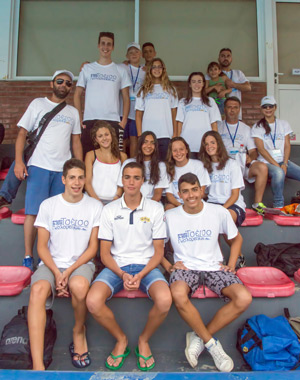 Αθλητές του ΚΟΗ με τον προπονητή τους, παράγοντες της ομάδας και τον Κριστιάν Γκολομέεβ